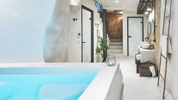 King suite with indoor plunge pool | حمام سباحة خاص