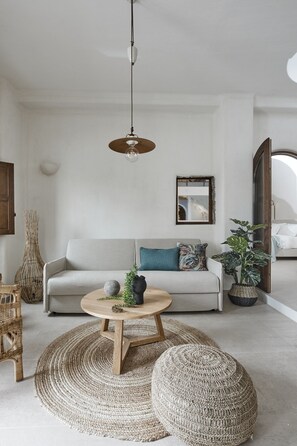 Deluxe Queen Suite with indoor Hot Tub | Oppholdsrom | En 40-tommers Flatskjerm-TV med Parabol-TV samt TV