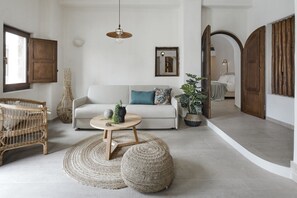 Deluxe Queen Suite with indoor Hot Tub | Oppholdsrom | En 40-tommers Flatskjerm-TV med Parabol-TV samt TV