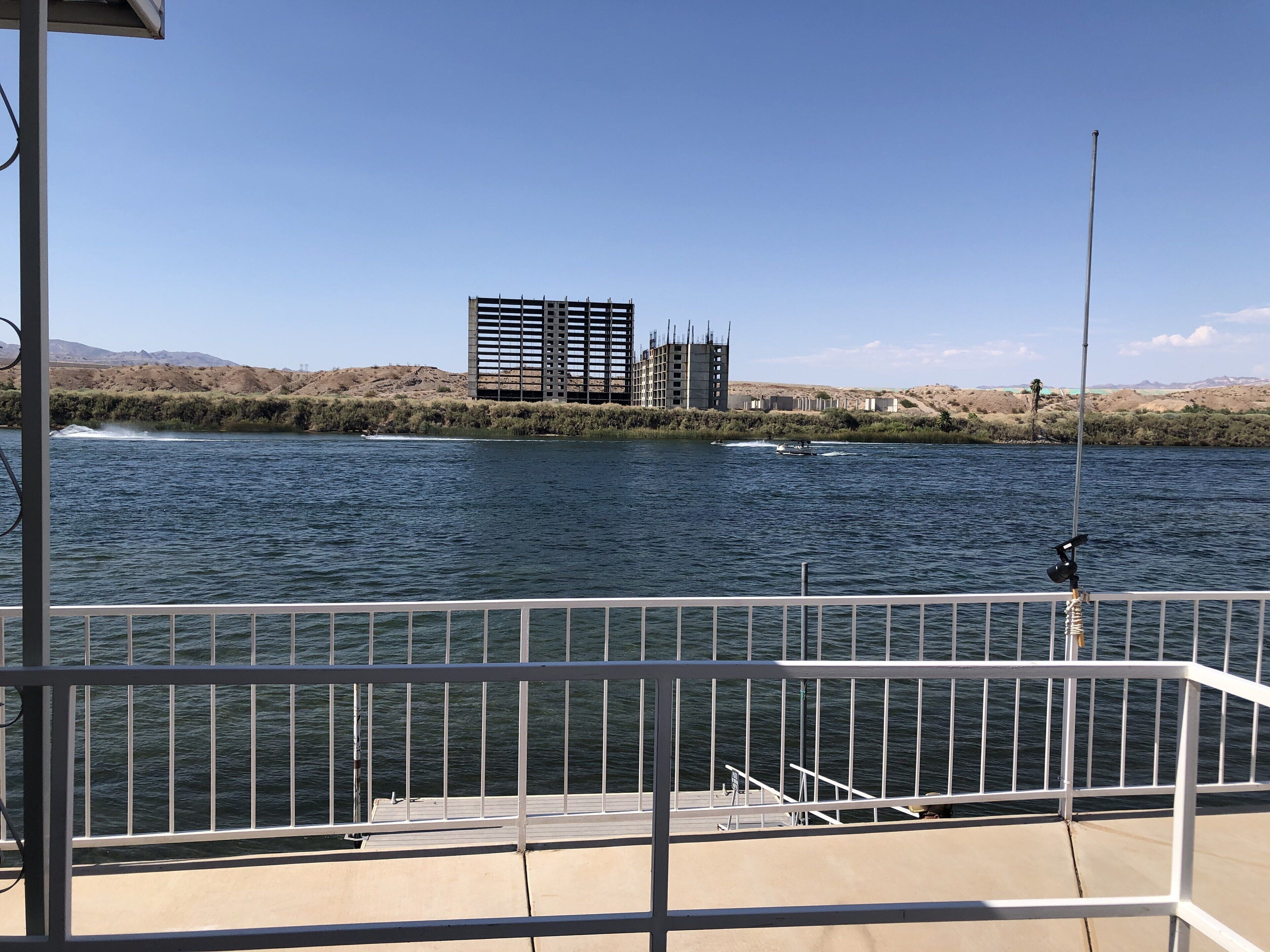 WATERFRONT HOME C, Sleeps12,  dock, trailer parking , SPACIOUS 562 714 6969
