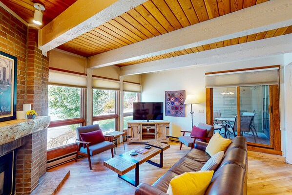 Téléviseur, foyer, lecteur de DVD, chaîne audio