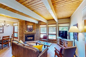 TV, fireplace, DVD player, stereo - Cozy Steamboat retreat near resort with pool, hot tubs, shuttle & washer/dryer (Steamboat Springs)