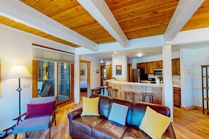 Téléviseur, foyer, lecteur de DVD, chaîne audio