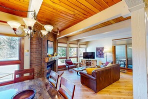 TV, fireplace, DVD player, stereo - Cozy Steamboat retreat near resort with pool, hot tubs, shuttle & washer/dryer (Steamboat Springs)