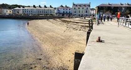 Bwthyn Cloch Glas - Beaumaris - Anglesey- sleeps 6 guests in 2 bedrooms