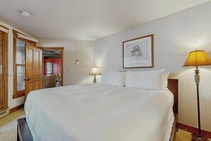 2 bedrooms, iron/ironing board, free Internet, bed sheets