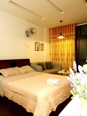Desk, laptop workspace, iron/ironing board, free WiFi - Home in Saigon (Ho Chi Minh City)