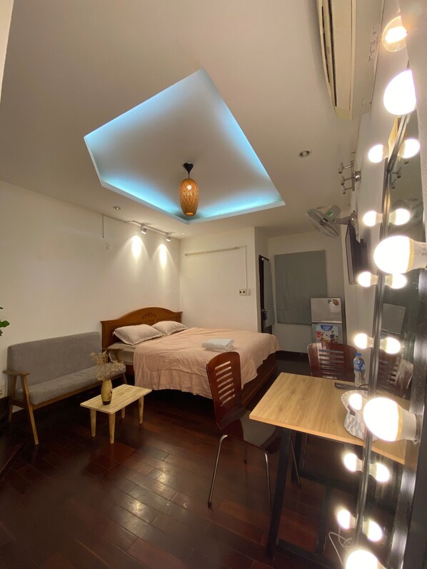 Desk, laptop workspace, iron/ironing board, free WiFi - Home in Saigon (Ho Chi Minh City)