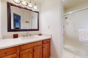 Secador de pelo y toallas