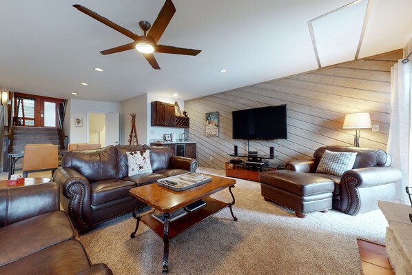 Una televisión, una chimenea, un reproductor de DVD