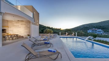 Alberca al aire libre y alberca climatizada