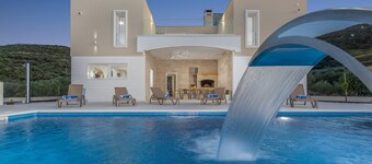 Luxury villa  Hileja with heated pool , 15 km from airport. 14 people capacity