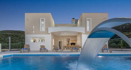 Luxury villa Hileja with heated pool , 15 km from airport. 14 people capacity