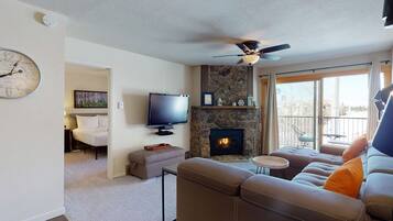 Televisión y chimenea