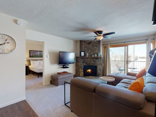 Modern condo w/ ski-in/ski-out access, wonderful sunset views, & shared hot tubs