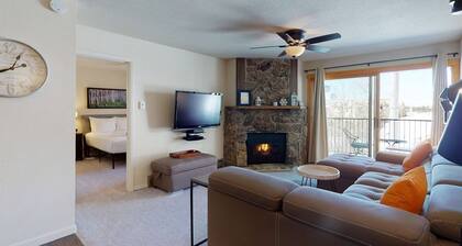 Modern condo w/ ski-in/ski-out access, wonderful sunset views, & shared hot tubs
