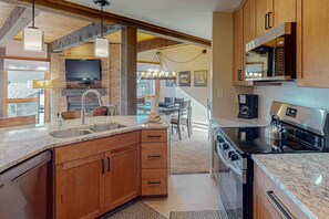 Jääkaappi, mikroaaltouuni, uuni, liesi