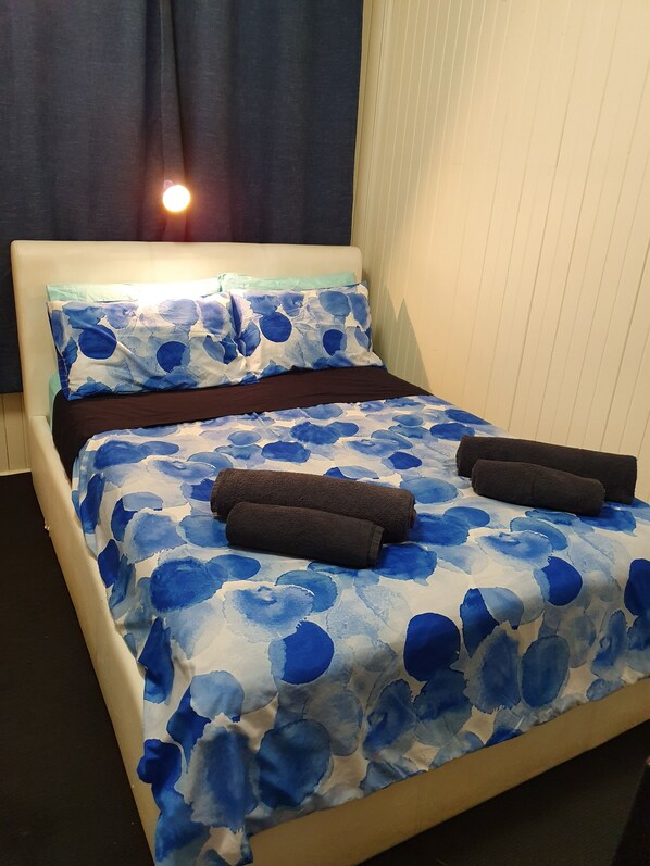 1 bedroom, iron/ironing board, free WiFi, bed sheets - Meyenburg Unit 4, 1 Double Beds, 1 Single 3 pax (Mount Morgan)