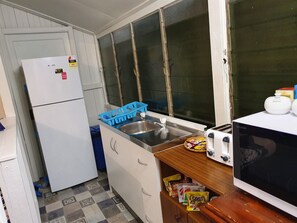 Fridge, microwave, oven, stovetop - Meyenburg Unit 4, 1 Double Beds, 1 Single 3 pax (Mount Morgan)