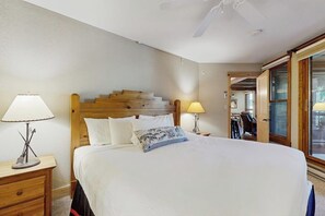 2 bedrooms, iron/ironing board, free internet, bed sheets