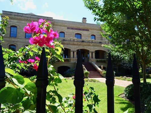 The Cottage is located in the heart of Galveston.