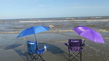 Chaises longues, serviettes de plage