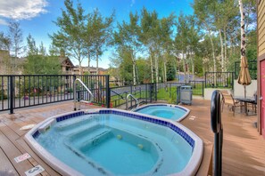 Terrace/patio - Cozy, mountain condo with full kitchen & living area plus hot tubs (Steamboat Springs)