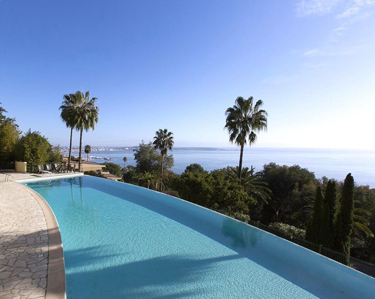 Utendørsbasseng og et oppvarmet basseng