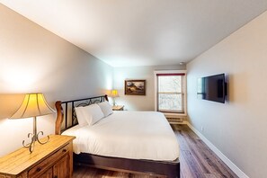 4 bedrooms, iron/ironing board, WiFi, bed sheets