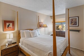 2 bedrooms, iron/ironing board, Internet, bed sheets - Quaint mountain condo w/ balcony & hot tub - ski-in/ski-out access to mountain (Steamboat Springs)