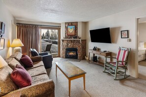 Fernseher, Kamin, DVD-Player