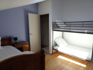 3 camere, una scrivania, ferro/asse da stiro, culla da viaggio