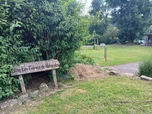 Property grounds - Cozy 8-person gîte, Parc Naturel du Pilat, ideal for families and groups. (Jonzieux)