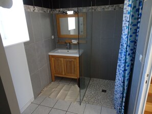 Duschwanne, Haartrockner, Seife, Toilettenpapier