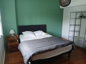 3 habitaciones, escritorio y tabla de planchar con plancha