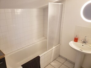 Combinazione doccia/vasca, asciugacapelli, sapone, carta igienica