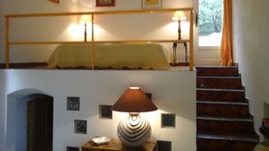 A staircase with a wooden handrail and a yellow tablecloth on the landing. - ABSOLUTE QUIET 45 km from the sea (St-Maxime St-Tropez). (Lorgues)