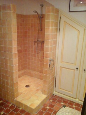 Dusche, Haartrockner, Handtücher, Toilettenpapier