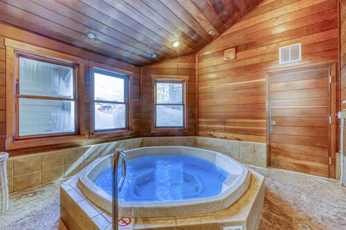 Steamboat Springs condo with pool, hot tub & balcony