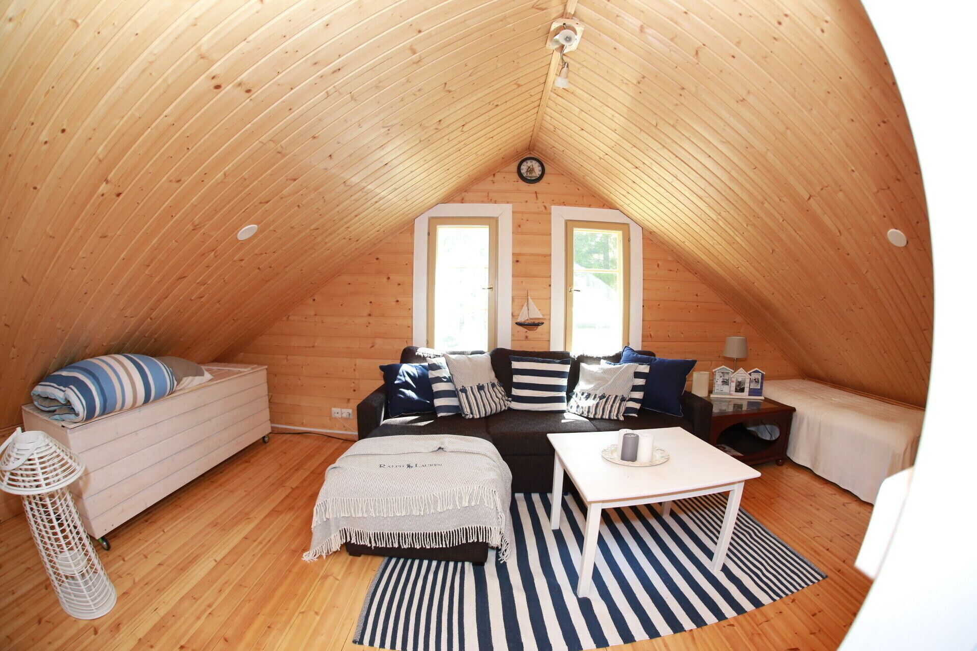 Televisio, takka, DVD-soitin, stereot