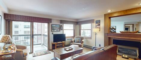 Televisión, chimenea, reproductor de DVD y estéreo