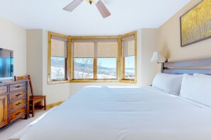 3 bedrooms, iron/ironing board, internet, bed sheets - Perfect Getaway with Mountain Views, Balcony, Shared Pool & Hot Tubs (Steamboat Springs)