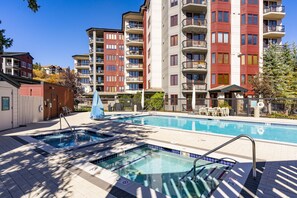 A heated pool - Perfect Getaway with Mountain Views, Balcony, Shared Pool & Hot Tubs (Steamboat Springs)