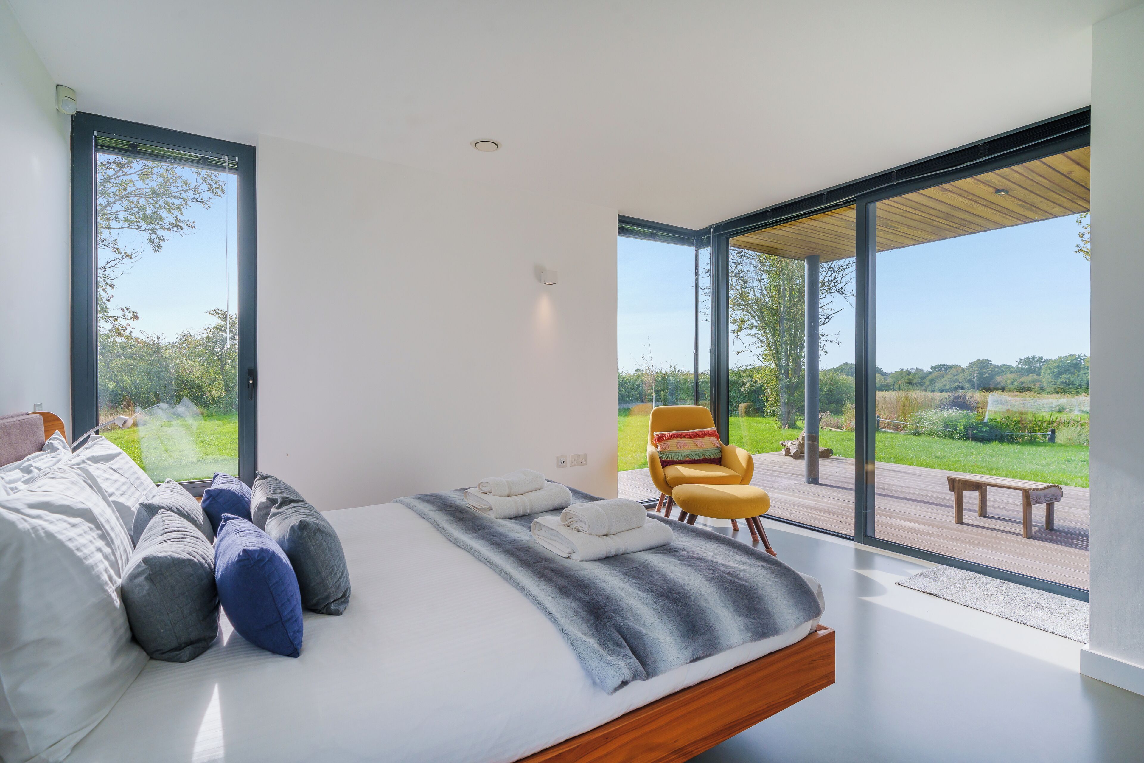 5 habitaciones, escritorio y tabla de planchar con plancha 