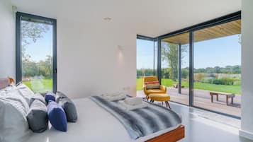 5 dormitorios, escritorio, tabla de planchar con plancha y cuna de viaje