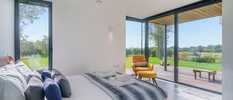 5 chambres, bureau, fer et planche Ă repasser, lit parapluie