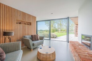 Smart-TV, Kamin, Stereoanlage