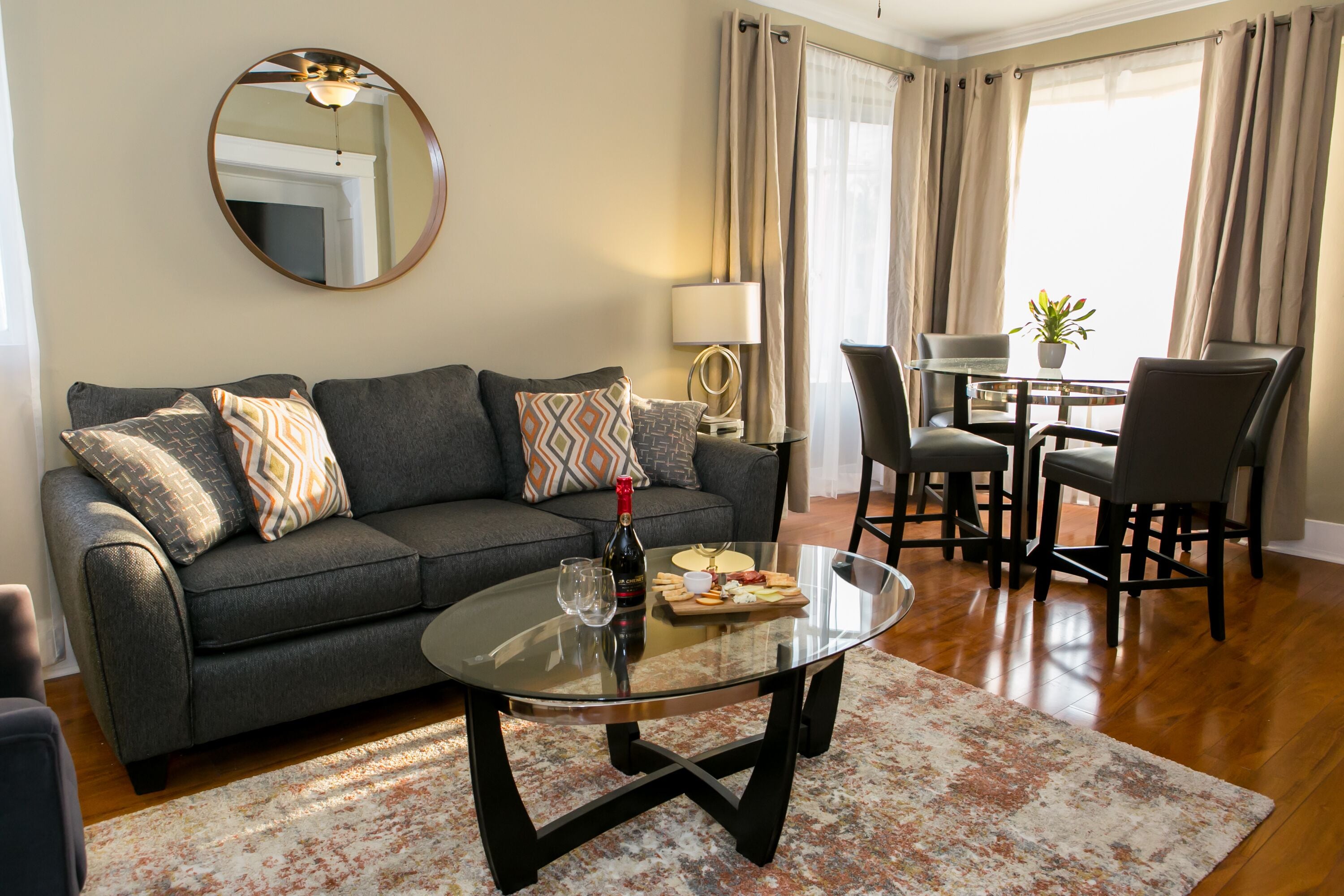 行政套房, 1 间卧室, 简易厨房, 城市景观 | 起居区 | 42-英寸纯平电视（配备有线频道）、电视、流媒体服务