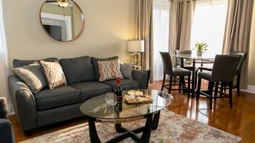 Suite – executive, 1 soverom, tekjøkken, byutsikt | Oppholdsområde | En 42-tommers Flatskjerm-TV med kabel-kanaler samt TV