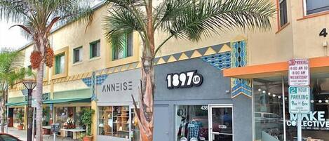 A storefront with a sign reading "1897 LB" and "ANNEISEI".